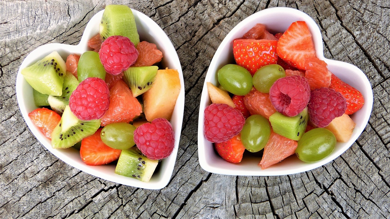 Dos platos de frutas con forma de corazón